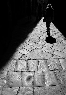 Into the shadow II / Street  Fotografie von Fotograf MEBOE photography | STRKNG