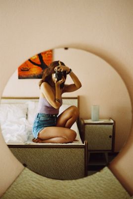 Selfie on film / Fine Art  Fotografie von Fotografin Ana Stefanović ★2 | STRKNG