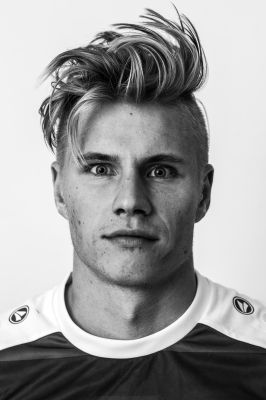 Fußballer / Portrait  Fotografie von Fotograf Holger Förster ★2 | STRKNG