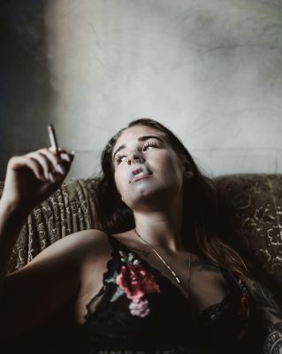 Smoking Girl / Portrait  Fotografie von Fotograf Schieper ★1 | STRKNG