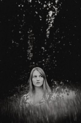 Lost in the woods / Portrait  photography by Photographer Esther Posala @ Soulfood &amp; Eyecandy | STRKNG