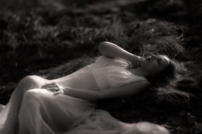 Glance of Aya / Schwarz-weiss  Fotografie von Fotograf Andreas Friedl | STRKNG