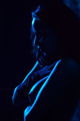 Blue / Portrait  photography by Photographer Andreas Friedl | STRKNG