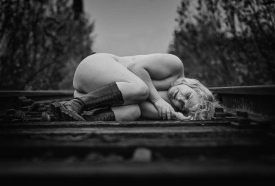 Gleisbett / Nude  photography by Model Solea ★2 | STRKNG