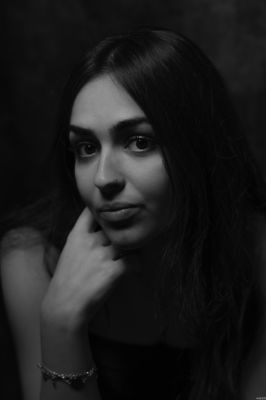 Ilaria / Portrait  photography by Photographer Andrea Calamai | STRKNG