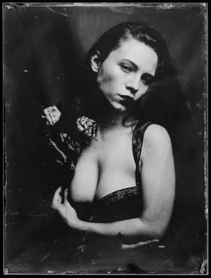 The girl with one invisible rose and two more withered ones / Portrait  photography by Photographer Pablo Fanque’s Fair ★8 | STRKNG