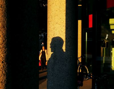 shadow man / Street  Fotografie von Fotograf Egon H | STRKNG