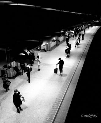 UNDERGROUND 2 / Schwarz-weiss  Fotografie von Fotograf ANDRZEJ FIDERKIEWICZ ★1 | STRKNG