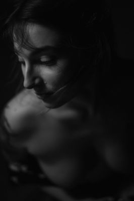 Vanessa / Nude  photography by Photographer Moritz Herrmann | STRKNG