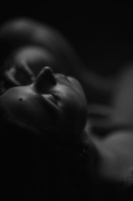 Vanessa / Nude  Fotografie von Fotograf Moritz Herrmann | STRKNG