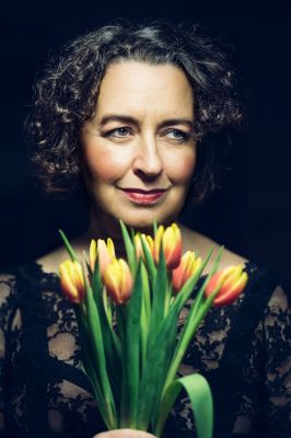 Frau mit Tulpen / Portrait  Fotografie von Fotograf e-maginations | STRKNG