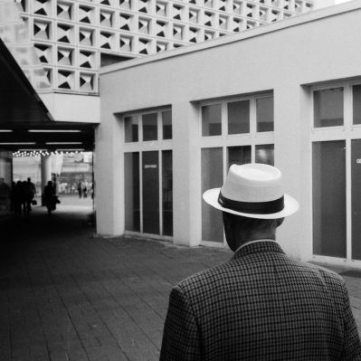 Mann mit Hut, Kaufhof / Street  photography by Photographer Jan Zöbisch ★1 | STRKNG