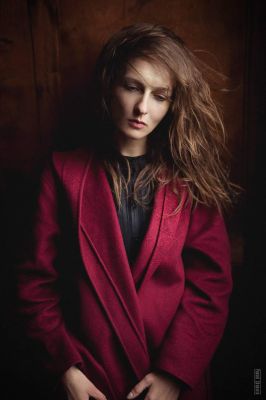 Lady in red / Portrait  Fotografie von Model Magdalena Stawicka ★6 | STRKNG