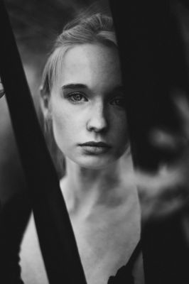 Vanessa / Schwarz-weiss  Fotografie von Fotograf Cristian Trippel ★17 | STRKNG