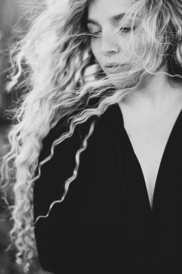 Lia on Film / Schwarz-weiss  Fotografie von Fotograf Cristian Trippel ★19 | STRKNG