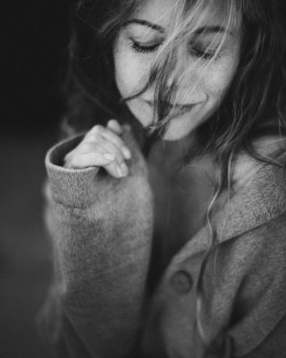 Jasmin / Schwarz-weiss  Fotografie von Fotograf Cristian Trippel ★17 | STRKNG