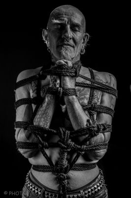 Portrait mit Seil / Portrait  Fotografie von Fotograf Oliver Steube | STRKNG