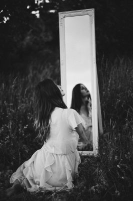 Vor dem Spiegel in der Natur / Schwarz-weiss  Fotografie von Model Julischka ★4 | STRKNG