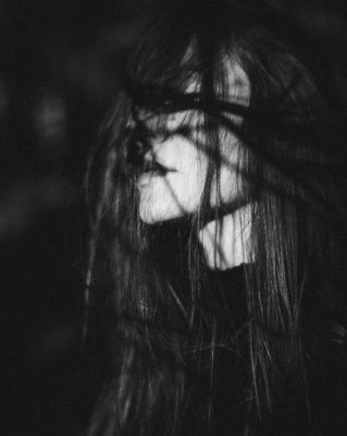 Schattenspiel / Schwarz-weiss  Fotografie von Model Julischka ★4 | STRKNG