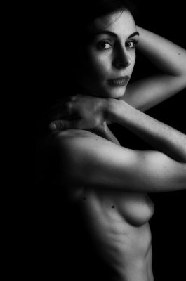 Vulnerability / Schwarz-weiss  Fotografie von Model Misses Julie ★4 | STRKNG