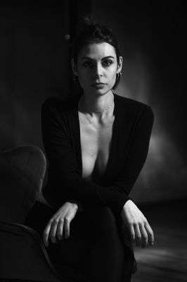 Julia / Schwarz-weiss  Fotografie von Model Misses Julie ★5 | STRKNG