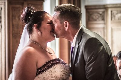 First kiss / Wedding  photography by Photographer Arnan | STRKNG