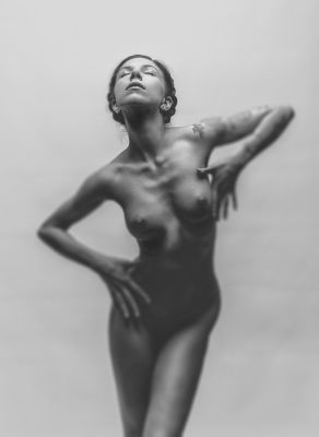 Nicole, April / Nude  photography by Photographer Ian Ross Pettigrew ★2 | STRKNG