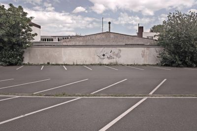 Gewerbelandschaft Parkplatz / Konzeptionell  Fotografie von Fotograf Joe Lorenz | STRKNG