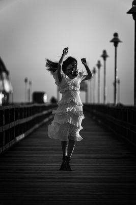 Dancing in the morning sun / Schwarz-weiss  Fotografie von Fotograf Markus Grimm ★5 | STRKNG