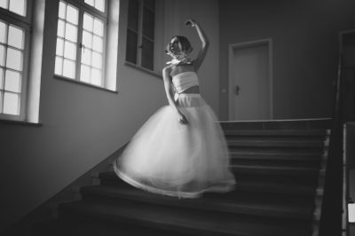 She floated weightlessly in the stairwell / Schwarz-weiss  Fotografie von Fotografin Mya_b.hind ★1 | STRKNG