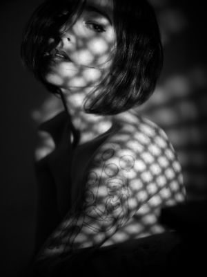 shadow play / Portrait  Fotografie von Fotografin whatisart_photography ★3 | STRKNG