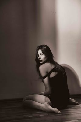 Sitting elf / Schwarz-weiss  Fotografie von Fotograf Hurt Reinhard | STRKNG