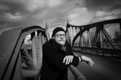 Man on a Bridge / Portrait  Fotografie von Fotograf Thomas Maenz ★5 | STRKNG