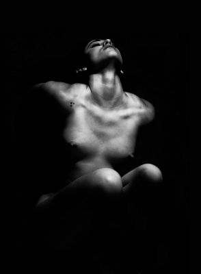 The Aerialist / Black and White  photography by Photographer Oliver Villegas | STRKNG
