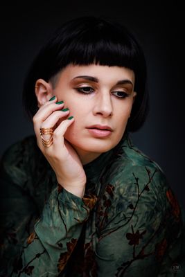 Green Dress / 2023-04-02 Green Dress / Portrait photography by Photographer Swen Muenstermann ★3 | STRKNG
