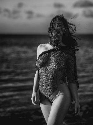 Stormy Sea / Schwarz-weiss  Fotografie von Model Beke ★9 | STRKNG