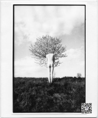 With a tree and a body, #1, 2022 / Fine Art  Fotografie von Fotografin Patricija Zupanic | STRKNG