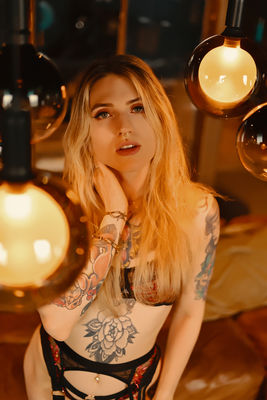 light bulb / Portrait  Fotografie von Fotograf letografie | STRKNG