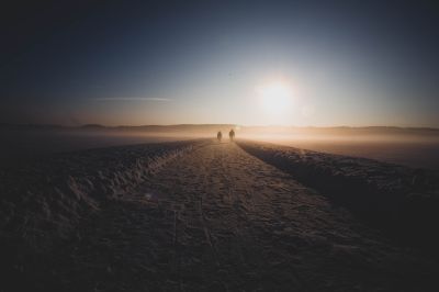 Across the frozen lake “the cold commute” / Landscapes  Fotografie von Fotograf Kris Taylor ★3 | STRKNG