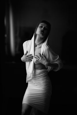 Lari in einem Laken *** Lari in a sheet / Fine Art  photography by Photographer ttoommyy ★2 | STRKNG