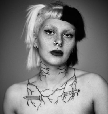 Unscharf und unbearbeitet / Portrait  Fotografie von Fotograf ttoommyy ★1 | STRKNG