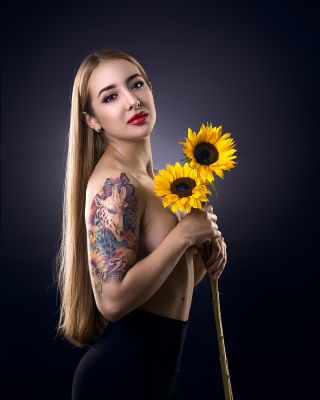 sunflowers / Portrait  photography by Photographer andres hernandez | STRKNG
