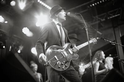 Thorbjørn Risager &amp; The Black Tornado / Performance  photography by Photographer xprssnst | STRKNG