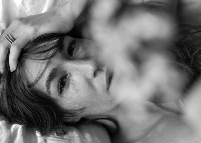 Only fake flowers are flawless / Portrait  Fotografie von Model Kathi-Hannah ★16 | STRKNG