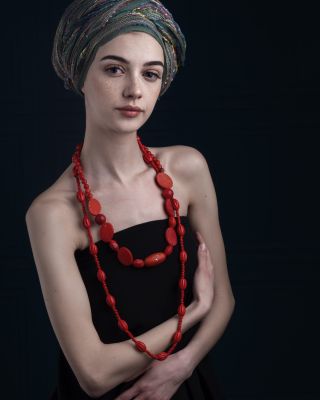 Rouge vif / Portrait  photography by Photographer Raluca Lupașcu ★3 | STRKNG