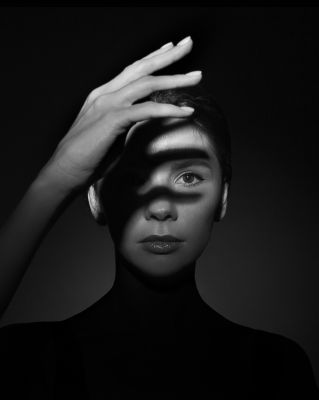 Shadow / Schwarz-weiss  Fotografie von Fotograf Петр Максимов ★4 | STRKNG