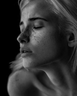 Dasha / Portrait  photography by Photographer anton_plotnik_off ★5 | STRKNG