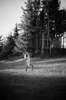 Das warme Gras unter den Füßen / Portrait  Fotografie von Fotograf J. Bongartz ★1 | STRKNG