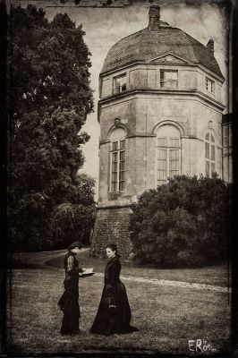 Deux amies dans le parc II / Portrait  photography by Photographer Eric Rosier | STRKNG