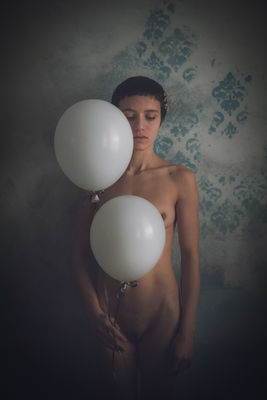 Palloncini bianchi / Portrait  photography by Photographer Cristiana Zamboni ★10 | STRKNG